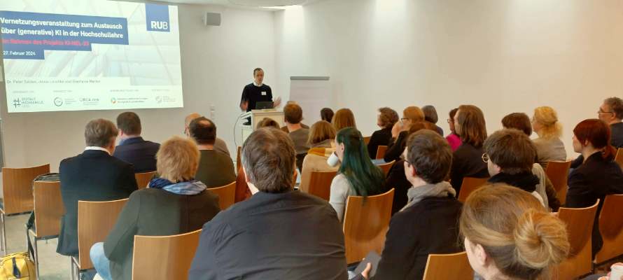 Mehrere Personen hören in einem Seminarraum dem Vortrag zur "Vernetzungsveranstaltung zum Austausch über (generative) KI in der Hochschule", im Rahmen des Projekts KI-NEL-23 zu.