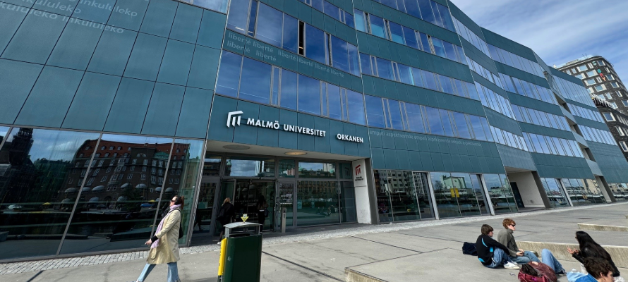 Blick auf den Eingang der Bibliothek "Orkanen" der Malmö Universität.