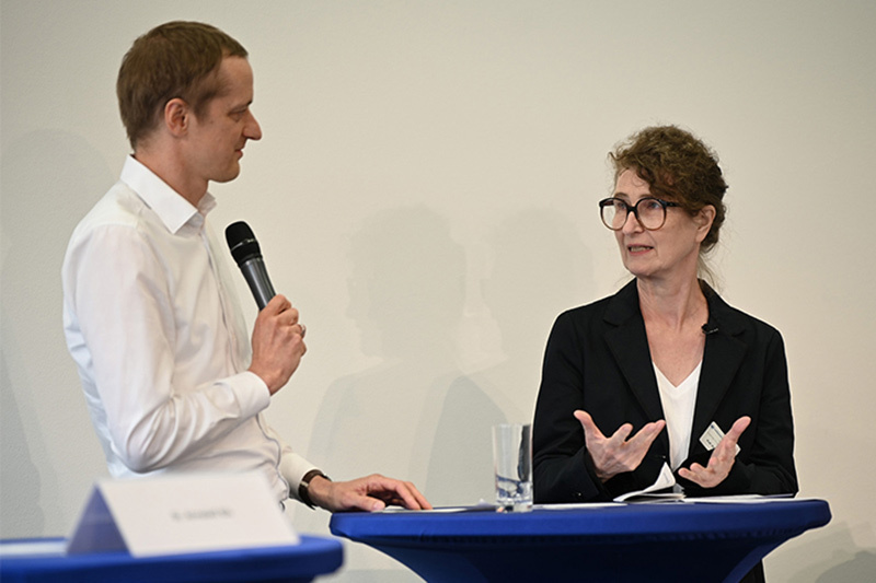 Von links nach rechts: Dr. Peter Salden (KI:edu.nrw) und Prof. Dr. Claudia de Witt (FernUniversität in Hagen und KI-Campus-Hub NRW) und initiieren die Veranstaltung.