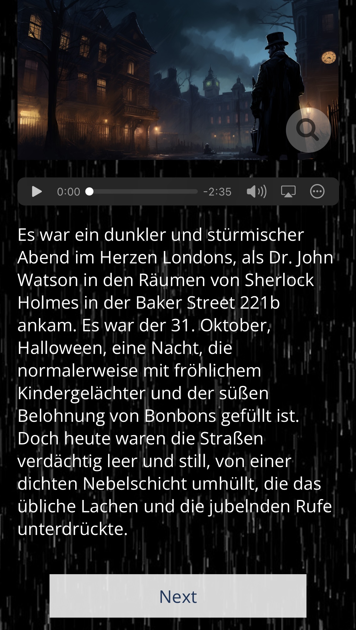 Bildausschnitt aus einem Video, darunter der Text: "Es war ein dunkler und stürmischer Abend im Herzen Londons. als Dr. John Watson in den Räumen von Sherlock Holmes in der Baker Street 221b ankam. Es war der 31. Oktober, Halloween, eine Nacht, die normalerweise mit fröhlichem Kindergelächter und der süßen Belohnung von Bonbons gefüllt ist. Doch heute waren die Straßen verdächtig leer und still, von einer dichten Nebelschicht umhüllt, die das übliche Lachen und die jubelnden Rufe unterdrückte."