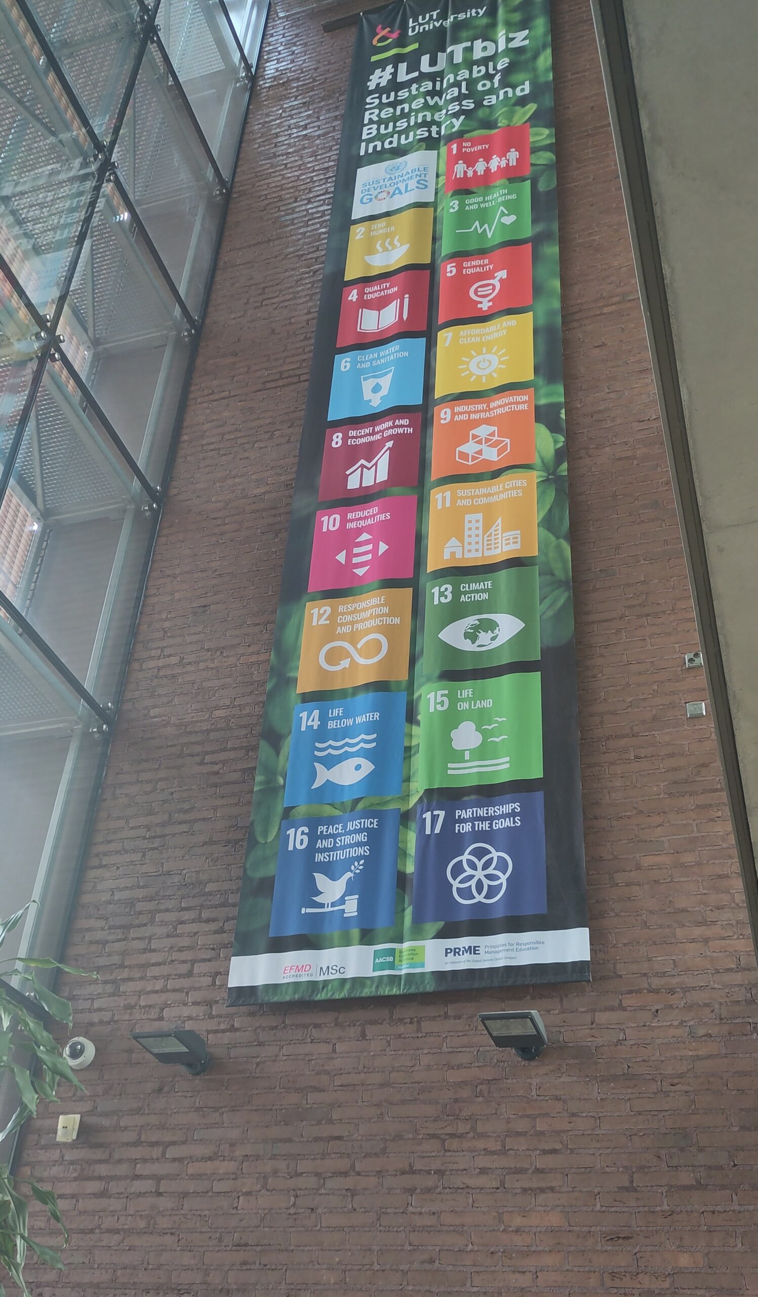 Banner der LUT University zum Thema "#LUTbiz - Sustainable Renewal of Business and Industry."