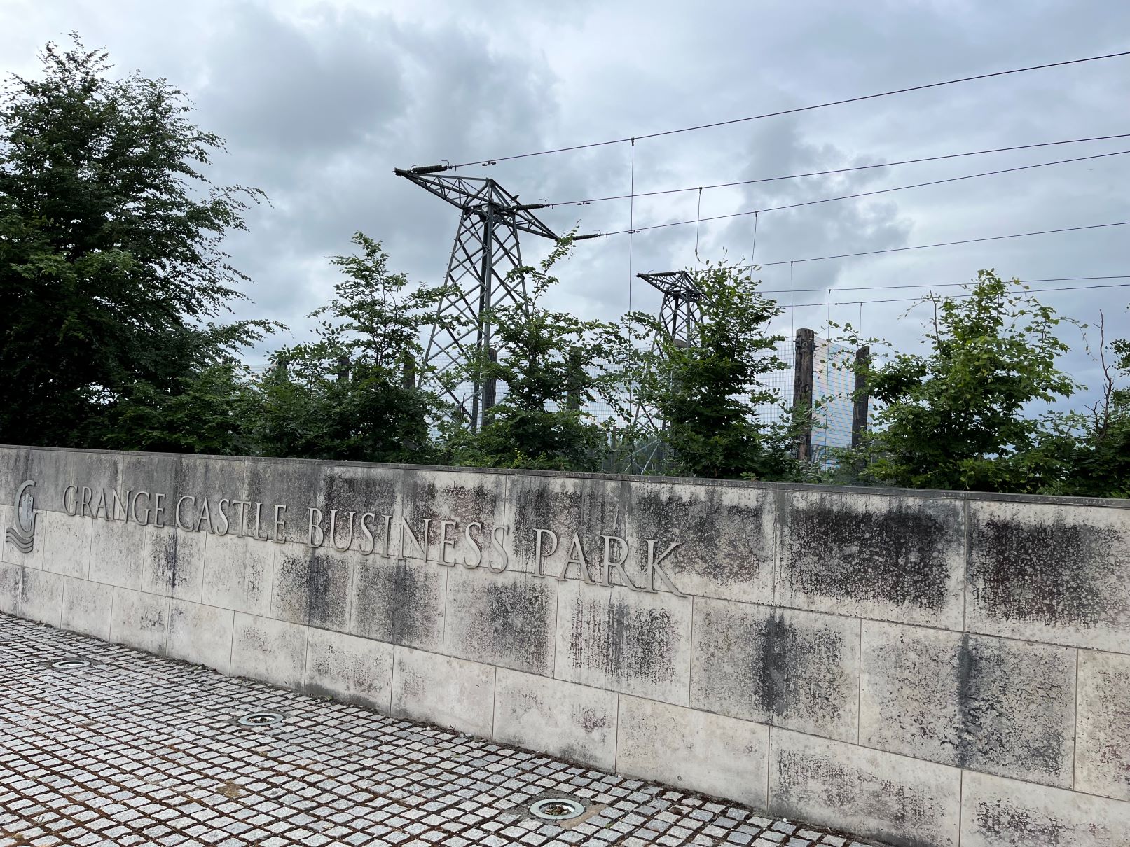 Steinmauer mit der Auschrift "Grange Castle Business Park" in Irland.