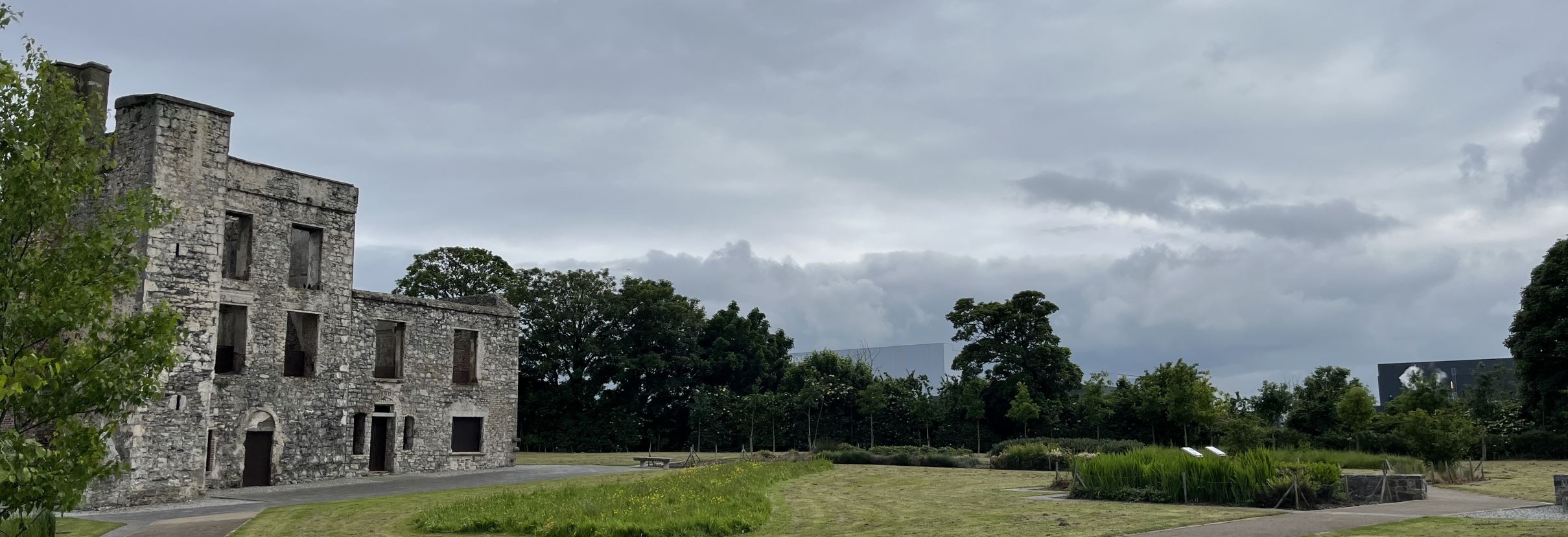 Kleine Schlossruine inmitten des Grange Castle Business Parks.