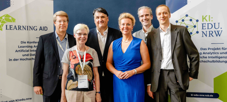 Gruppenfoto mit Ministerin Ina Brandes und Martin Paul, dem Rektor der RUB.