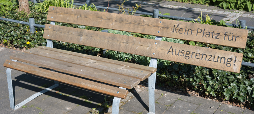 Parkbank mit Aufschrift "Kein Platz für Ausgrenzung".