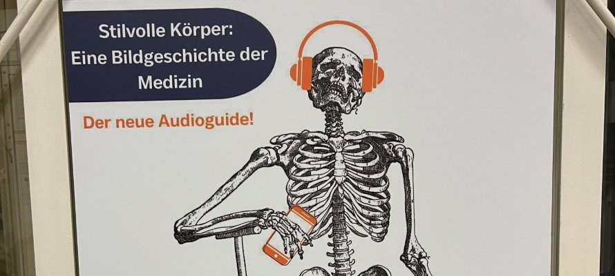 Titelbild des Blogbeitrags "Zu Besuch im Malakowturm...". Abbildung eines Skeletts mit Kopfhörern das einem Audioguide zuhört.