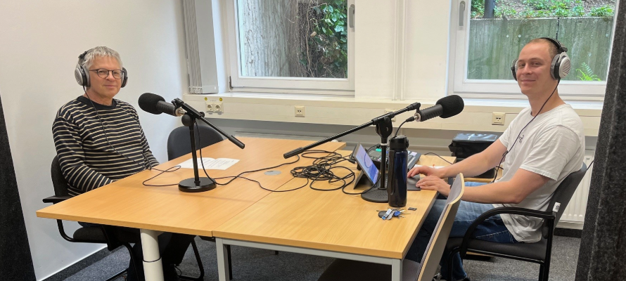 Ben Scherer (rechts) und Jörg Härterich (links) bei einer Podcast-Aufnahme.