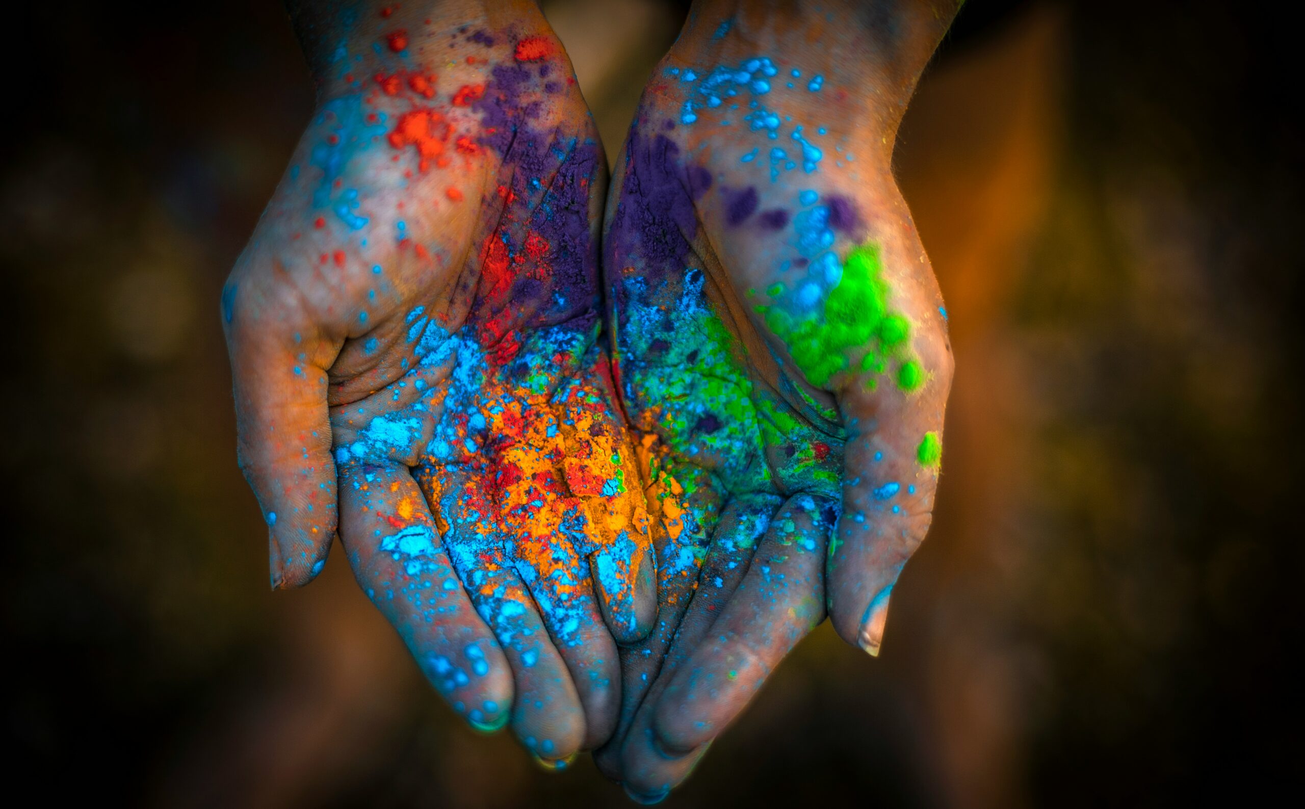Hand mit bunter Farbe.