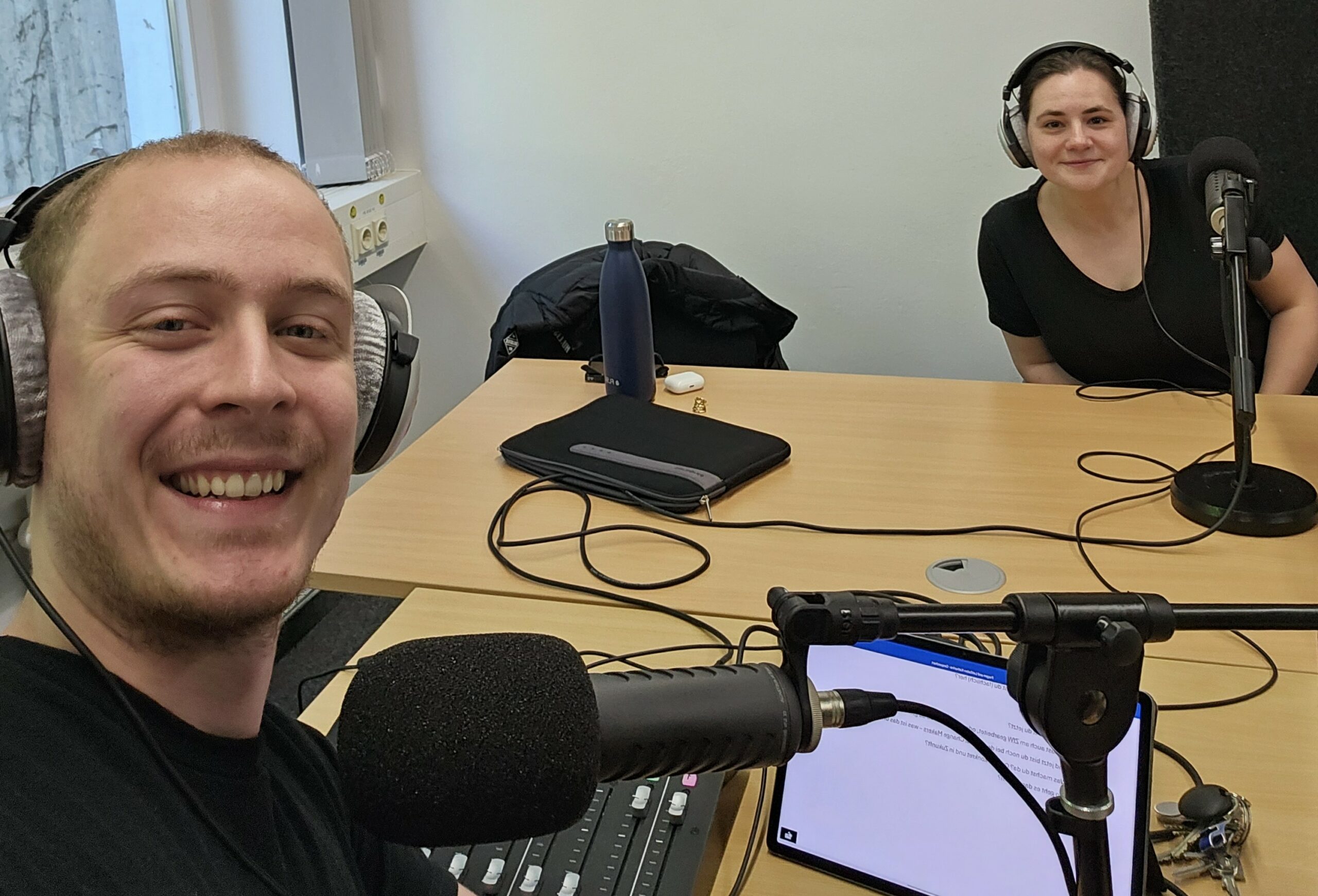 Ben Scherer (links) und Katharina Westphal (rechts) bei einer Podcast-Aufnahme.