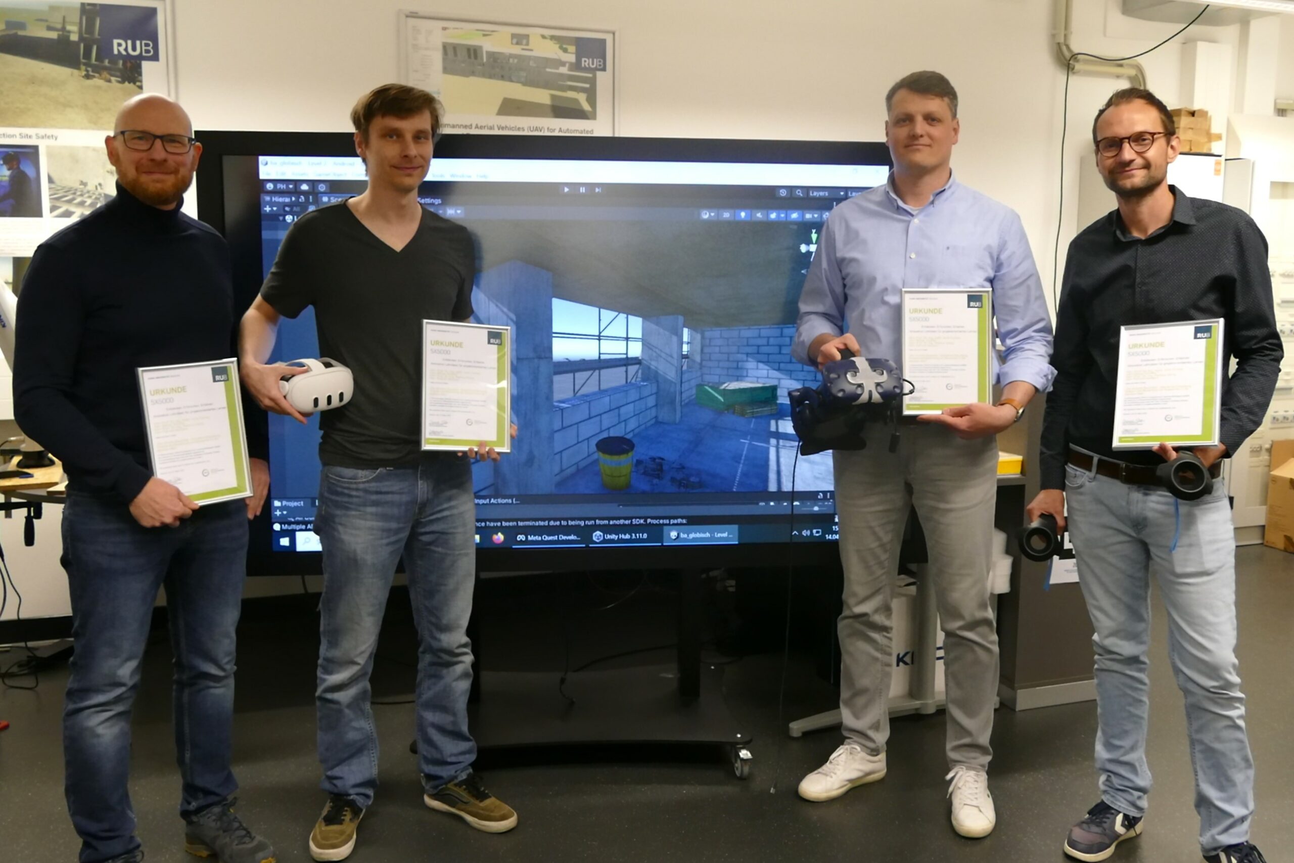 5x5000 Gewinner: Prof. Dr.-Ing. habil. Iurie Curosu, Niklas Schäfer, Prof. Dr.-Ing. Markus König, Patrick Herbers.