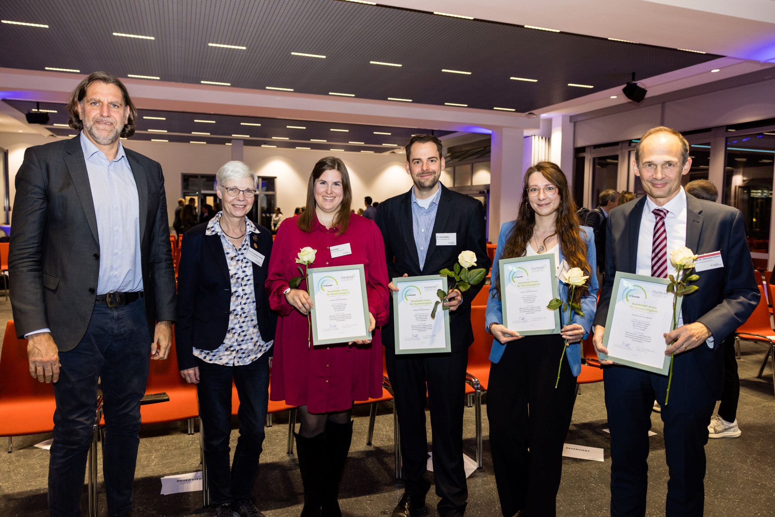 Bild von den BNE-Tutor*innen mit den Urkunden vom Humboldtn-Preis für Nachhaltigkeit