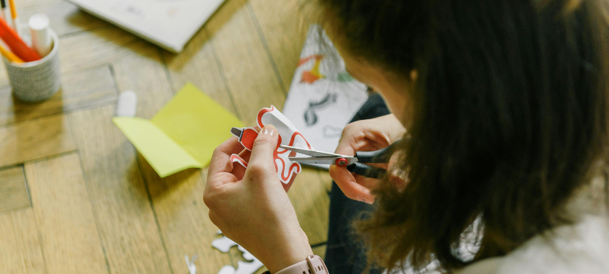 Frau mit Bastellutensilien