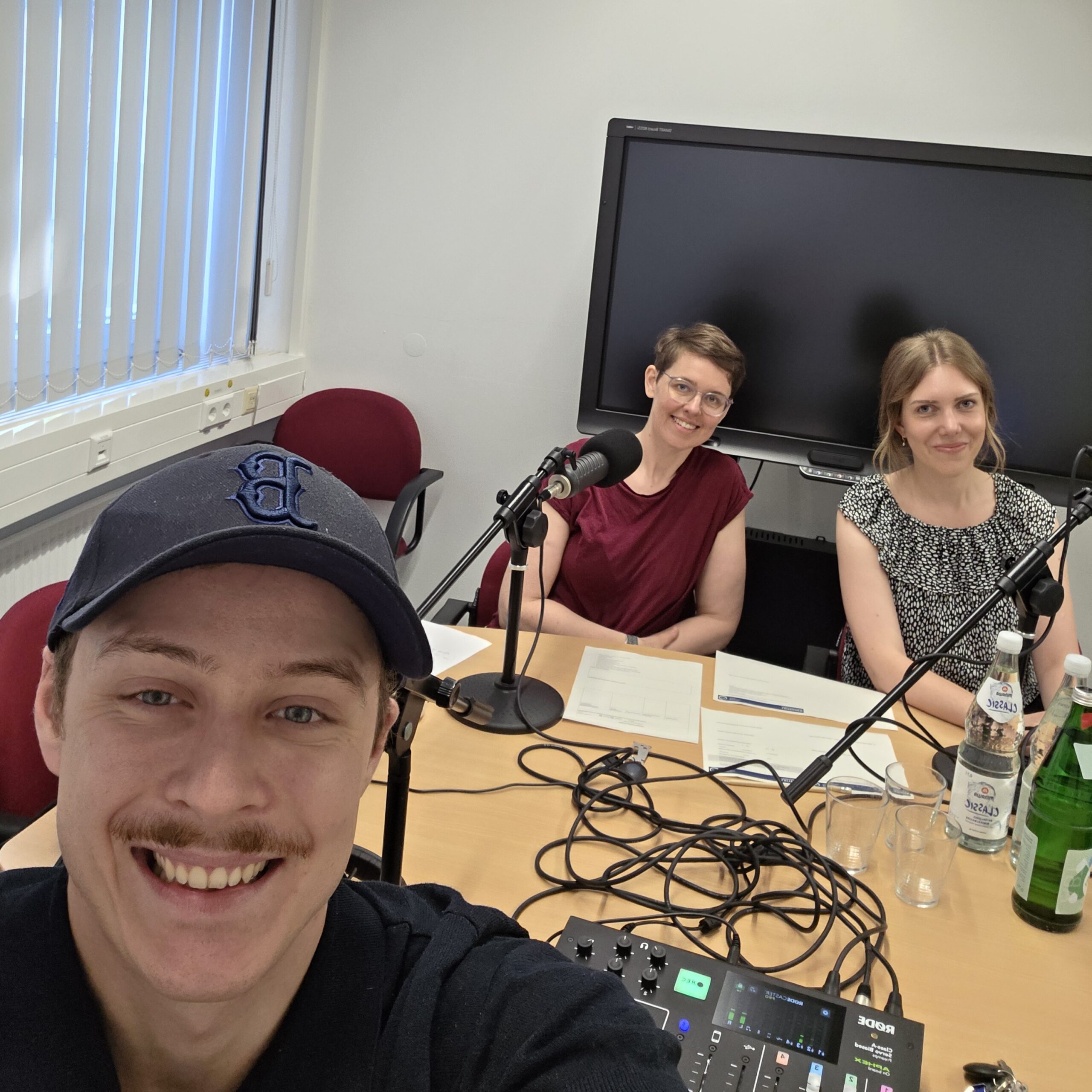 Bild von Host Ben Scherer und Gästen Stefanie Fuechtenhans und Inga Limpinsel